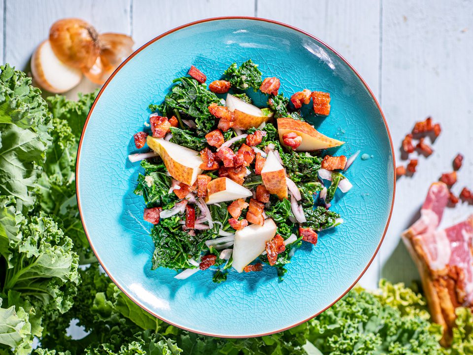 Grünkohlsalat mit Speck und Birne