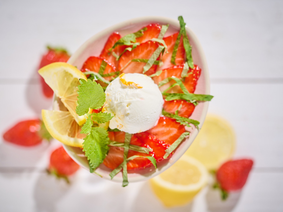 Erdbeer-Minzsalat mit Eis