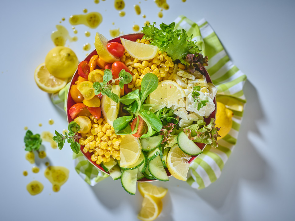 Salatbowl mit bunten Tomaten, Mais und Feta