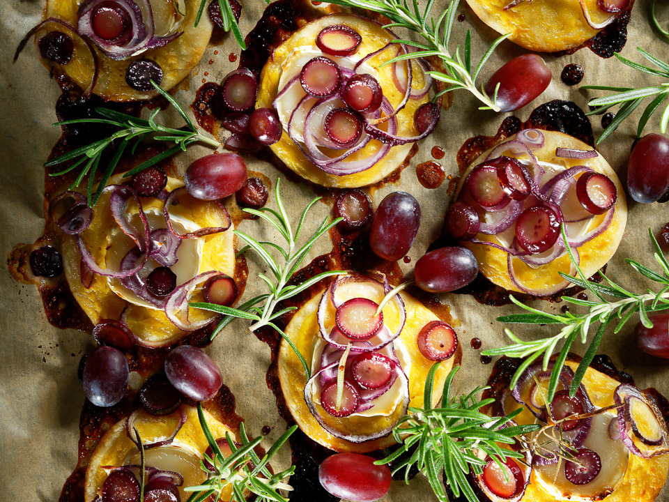 Bild zum Rezept: Mini-Flammkuchen mit Ziegenkäse und Weintrauben