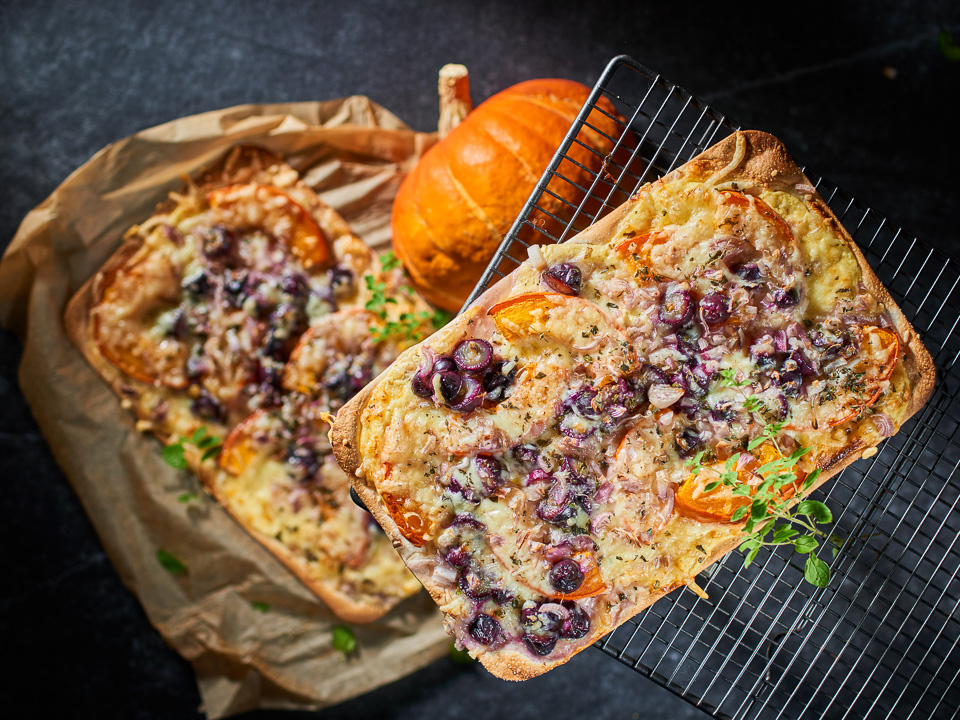 Kürbisflammkuchen mit Schalotten und Weintrauben