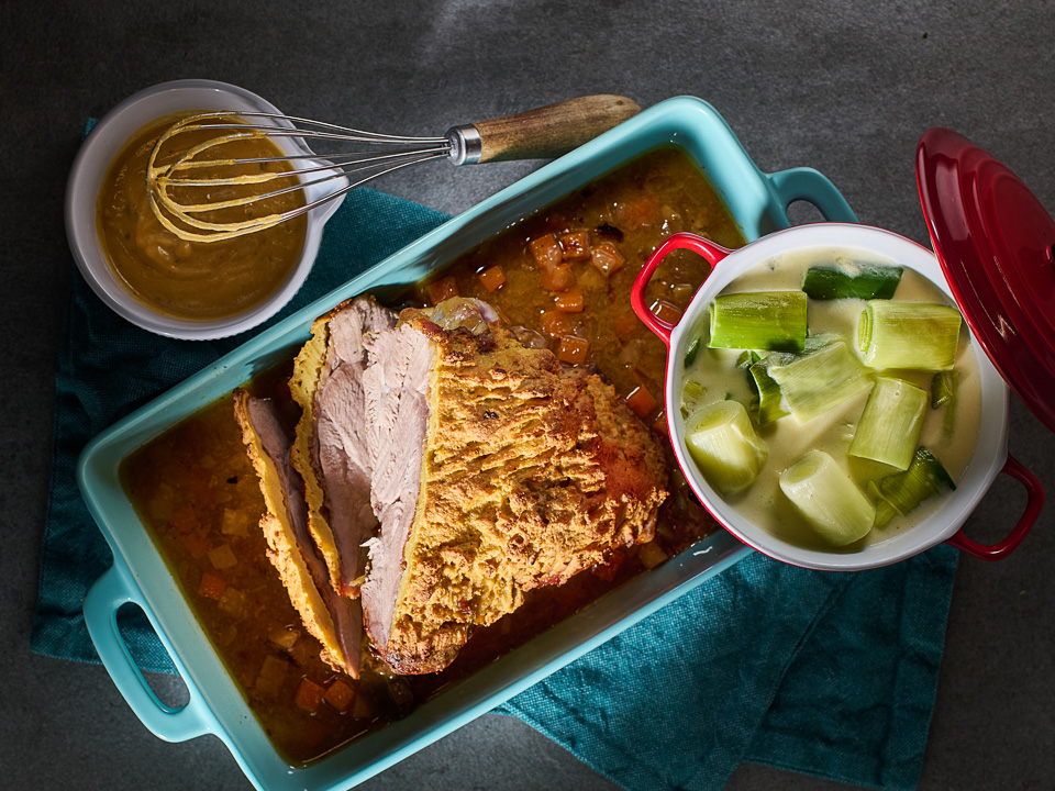 Bild zum Rezept: Putenoberkeule mit Senfkruste und Rahmporree