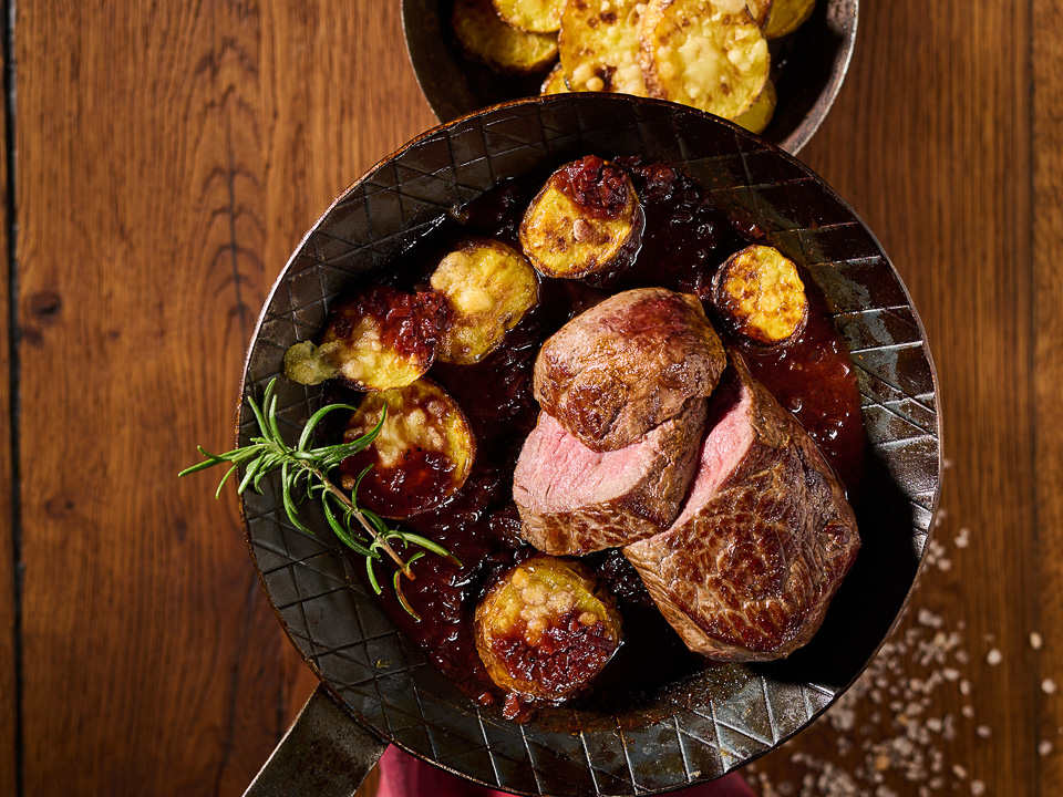 Bild zum Rezept: Rinderhüftfilets mit Parmesankartoffeln