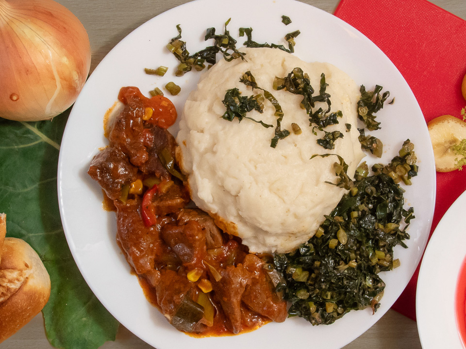 Bild zum Rezept: Sadza Nenyama Nemuriwo (Brei, Fleisch und Blattgemüse)