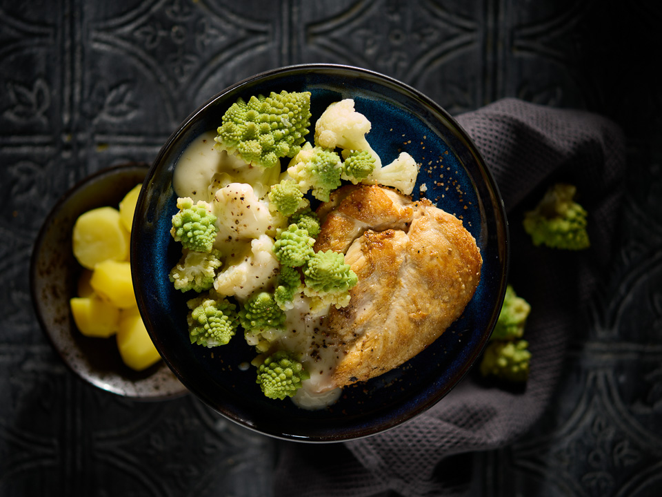 Bild zum Rezept: Hähnchenschnitzel mit Romanesco und Blumenkohl