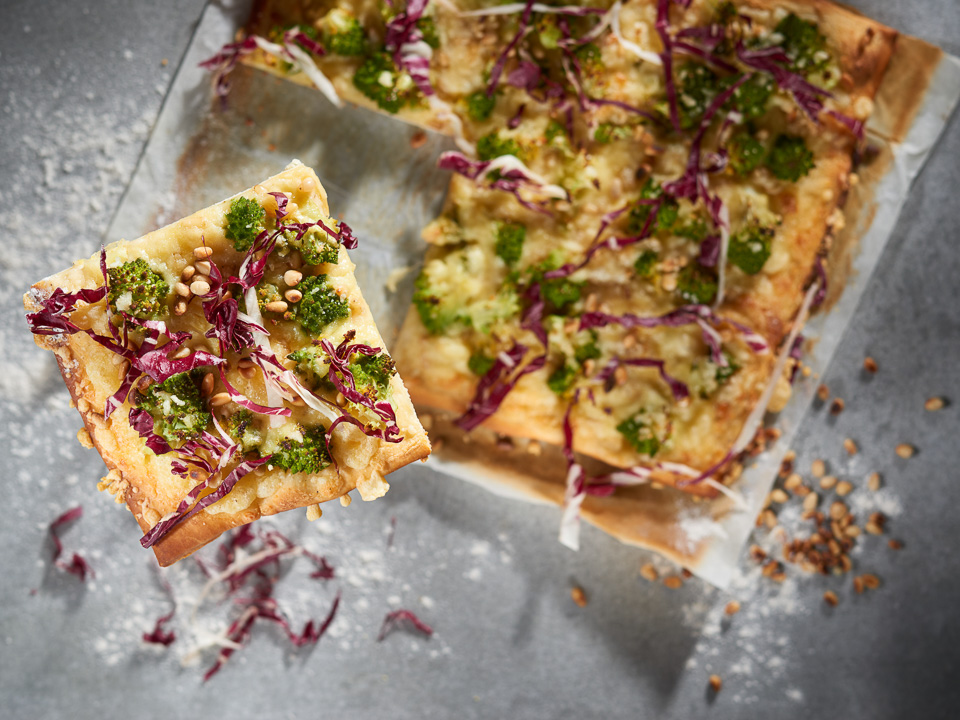 Bild zum Rezept: Pizza mit Romanesco und Pinienkernen