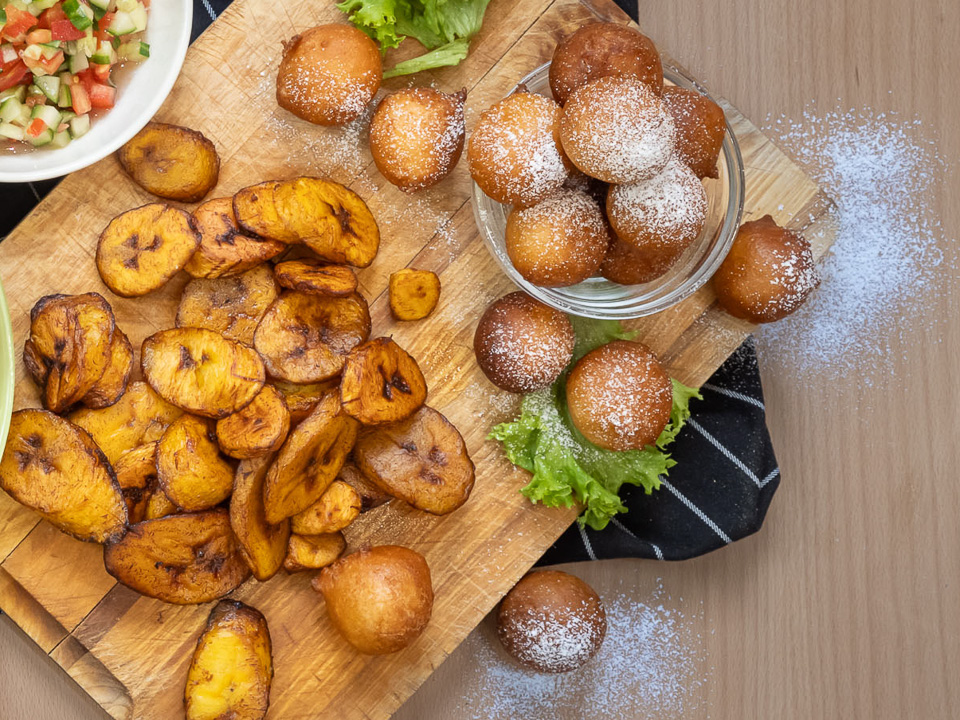 Bild zum Rezept: Plantains et Mikate (Frittierte Kochbananen und Quarkbällchen)