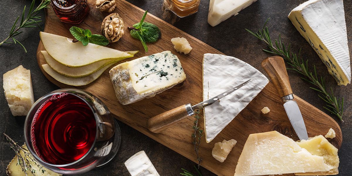 Brett mit verschiedenem Käse, Obst und Wein