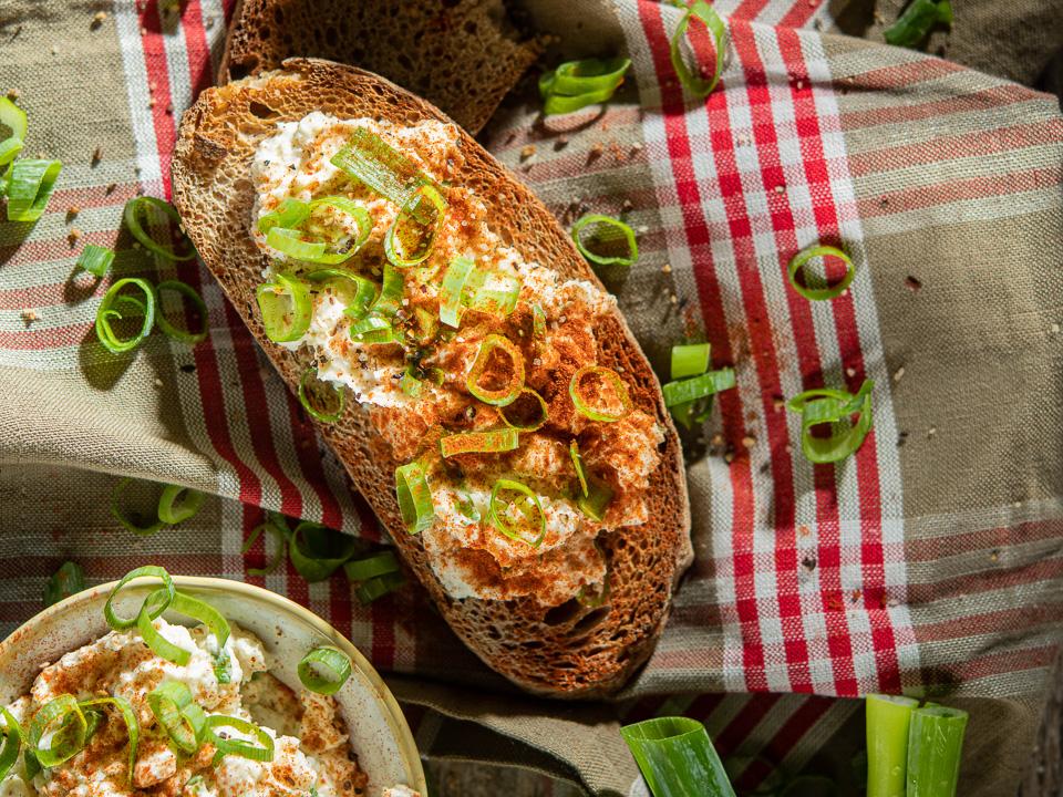 Bild zum Rezept: Ziegen-Obatzter auf geröstetem Bauernbrot