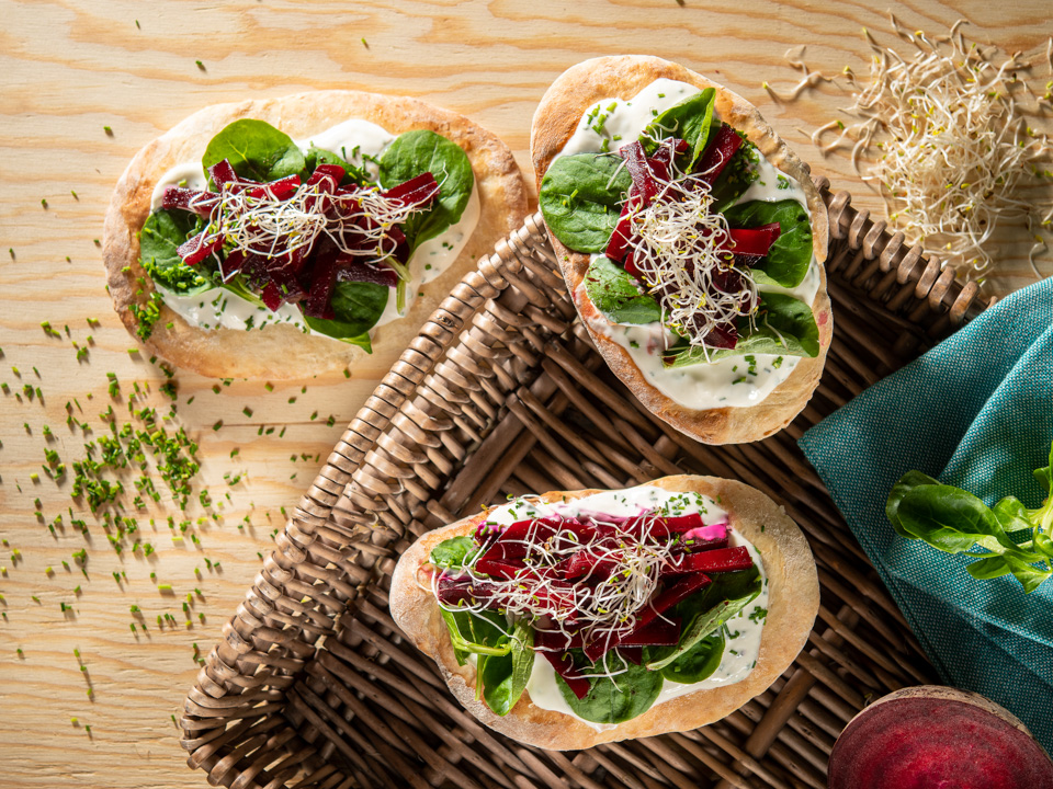 Bild zum Rezept: Knusperfladen mit Roter Bete und Kräuterrahm