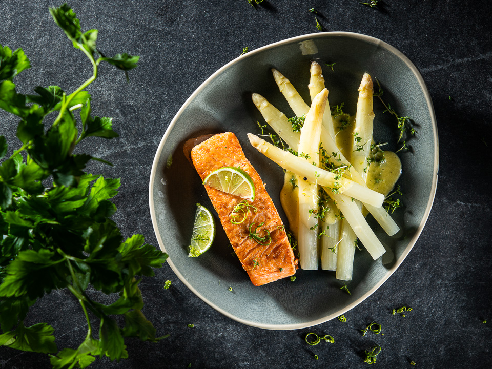 Spargel mit Lachs und Limetten-Hollandaise