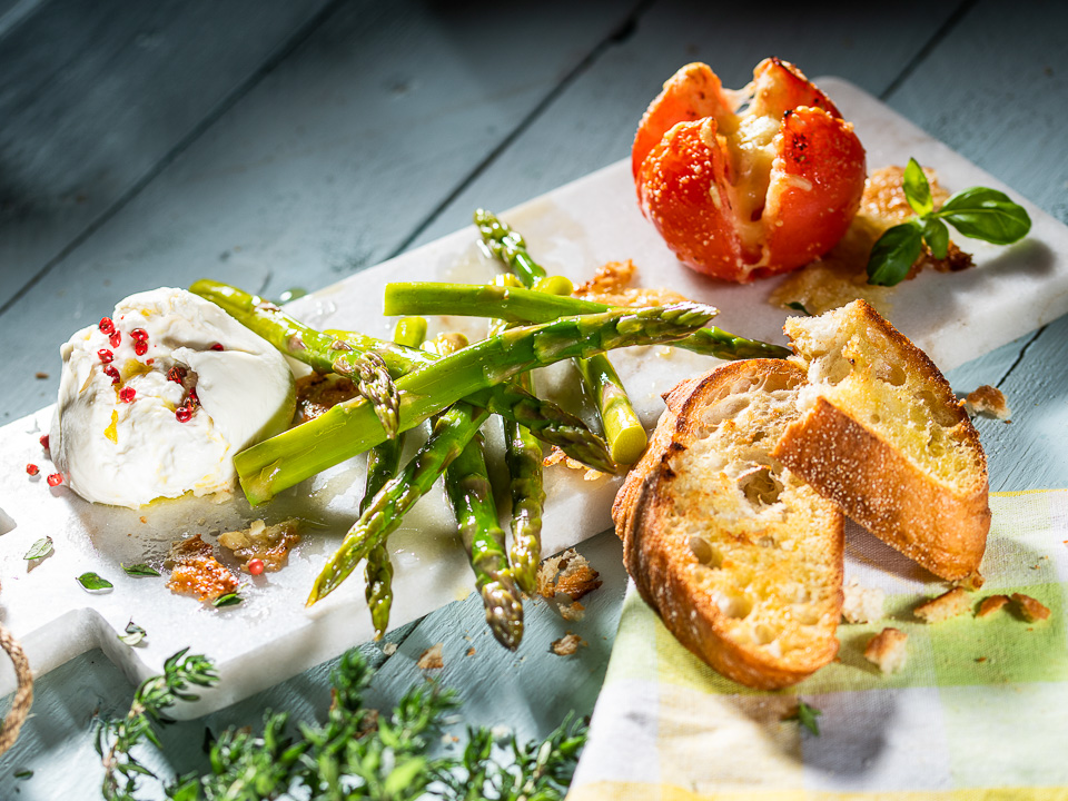 Grüner Spargel mit Burrata und Grilltomate