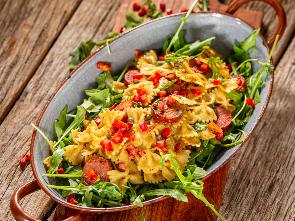 Nudelsalat mit Cabanossi und Pesto