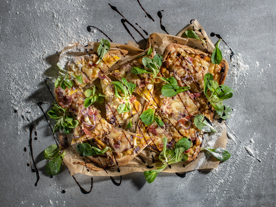 Bild zum Rezept: Flammkuchen mit Birne und Schinken