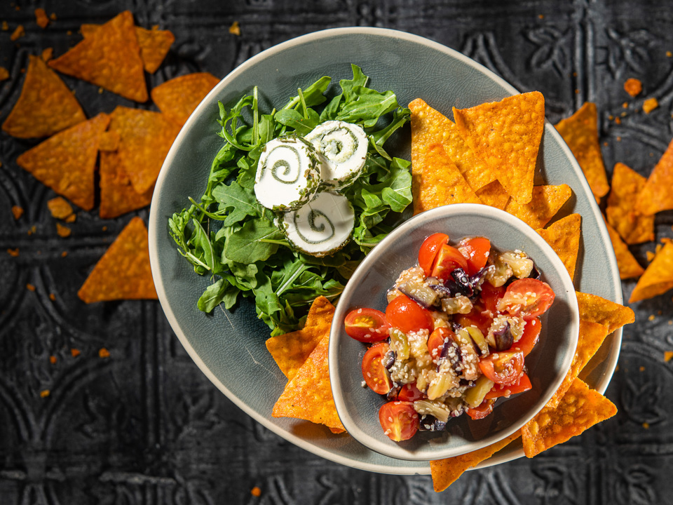 Bild zum Rezept: Auberginensalat mit Kräuterrolle und Tortillachips