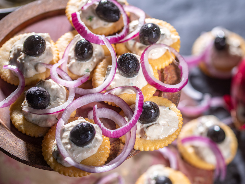 Bild zum Rezept: Cracker mit roten Zwiebeln und Thunfischcreme