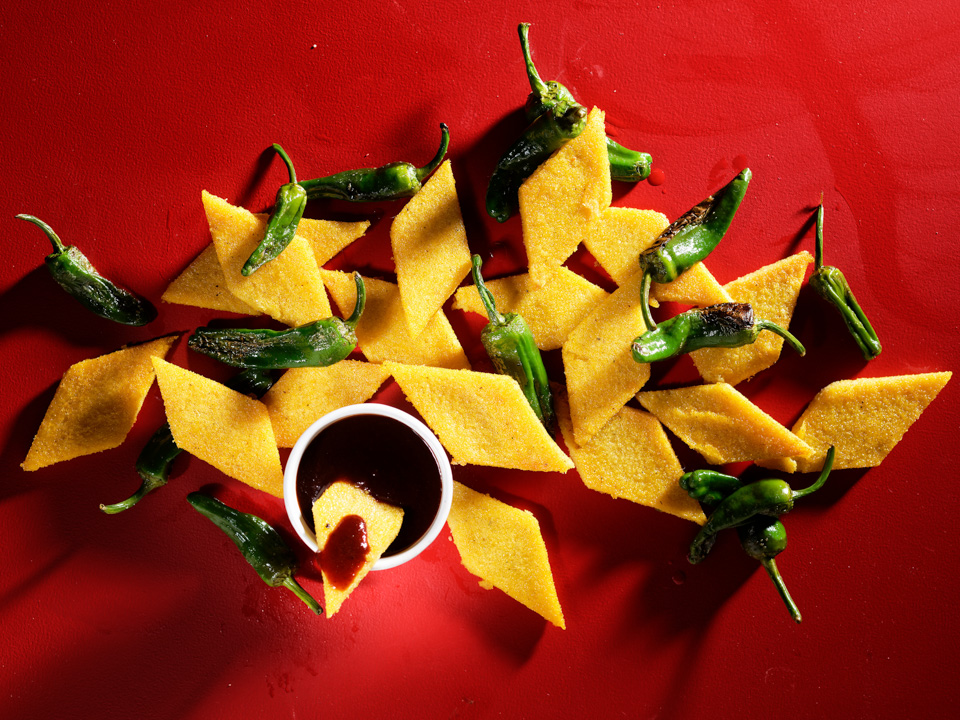 Bild zum Rezept: Polenta-Ecken mit Paprika und Chipotle-BBQ-Sauce