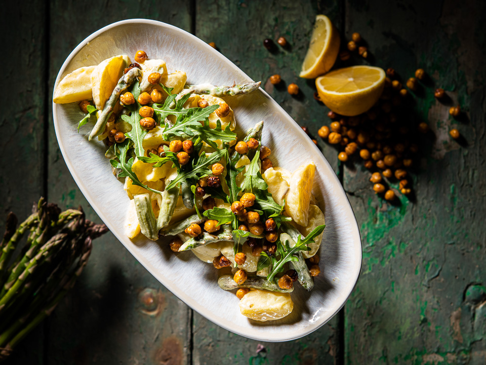 Pellkartoffel-Spargel-Salat mit Knusper-Kichererbsen